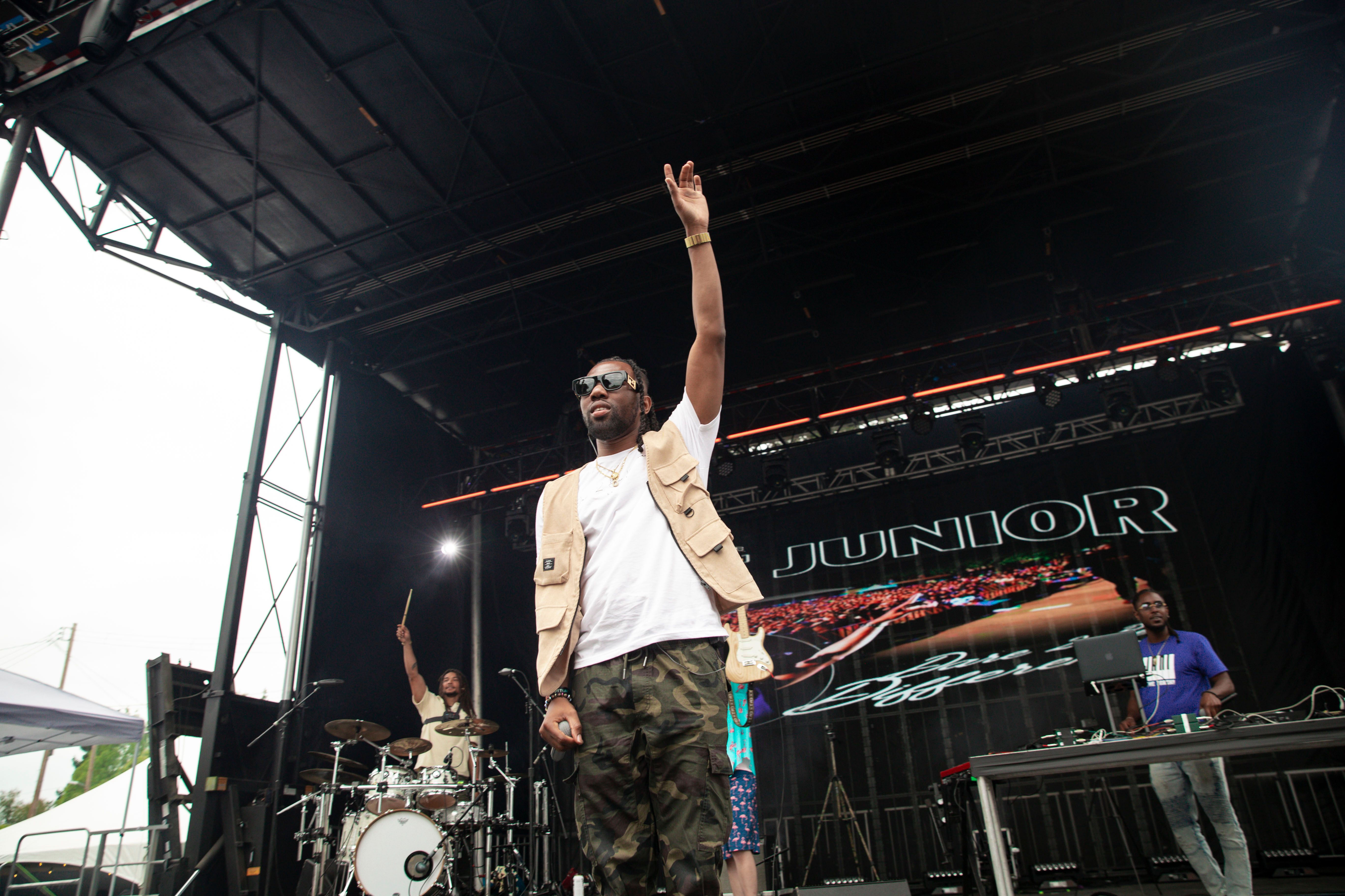 Oke Junior performing